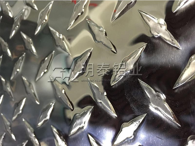 铝板厂家_工厂厂房用防滑一条筋花纹铝板卷价格多少钱？